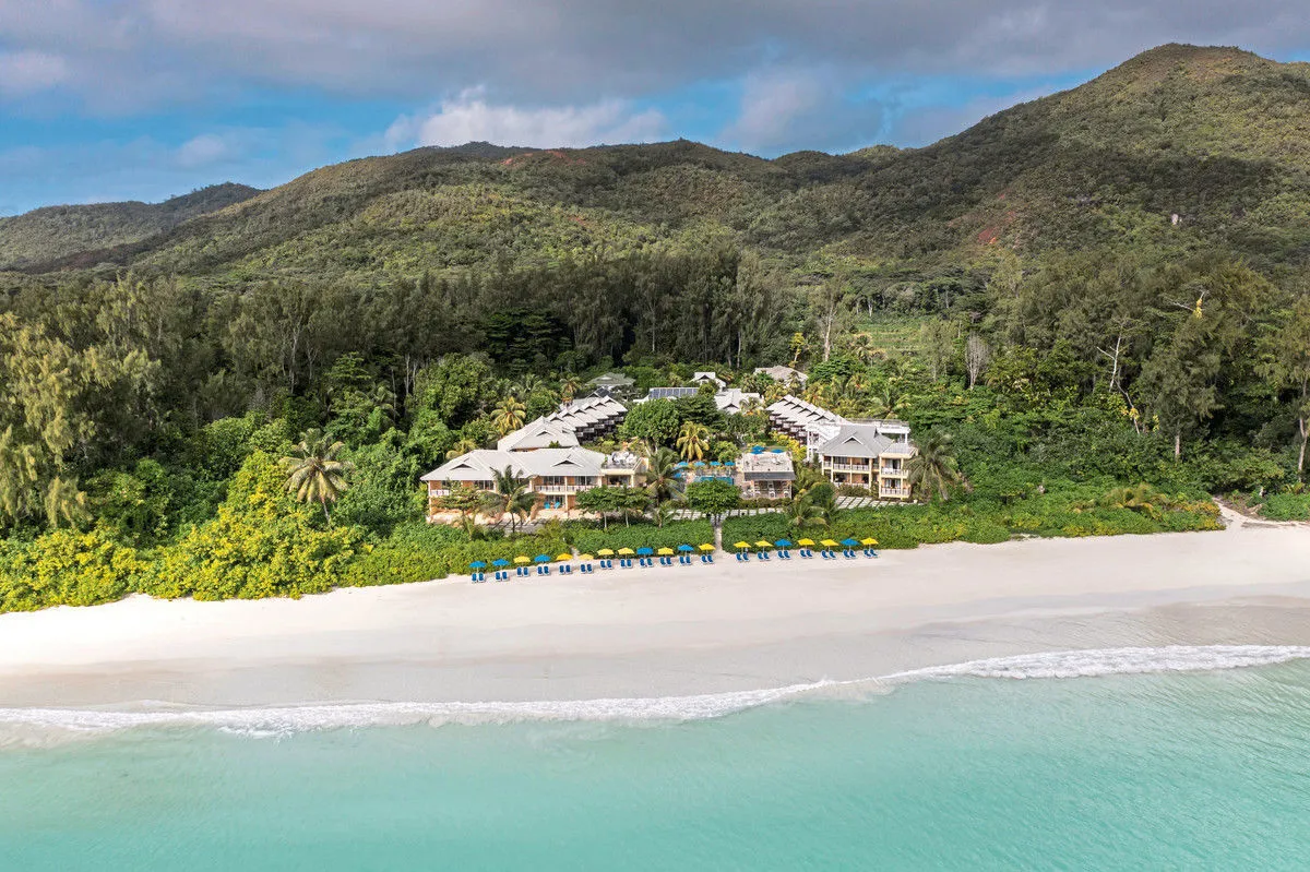 Zračni posnetek Acajou Beach Resorta ob beli peščeni plaži Acajou Beach Resort