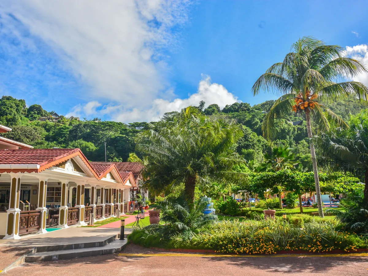 Tropski vrt in zunanjost hotela Berjaya Praslin Resort Berjaya Praslin Resort