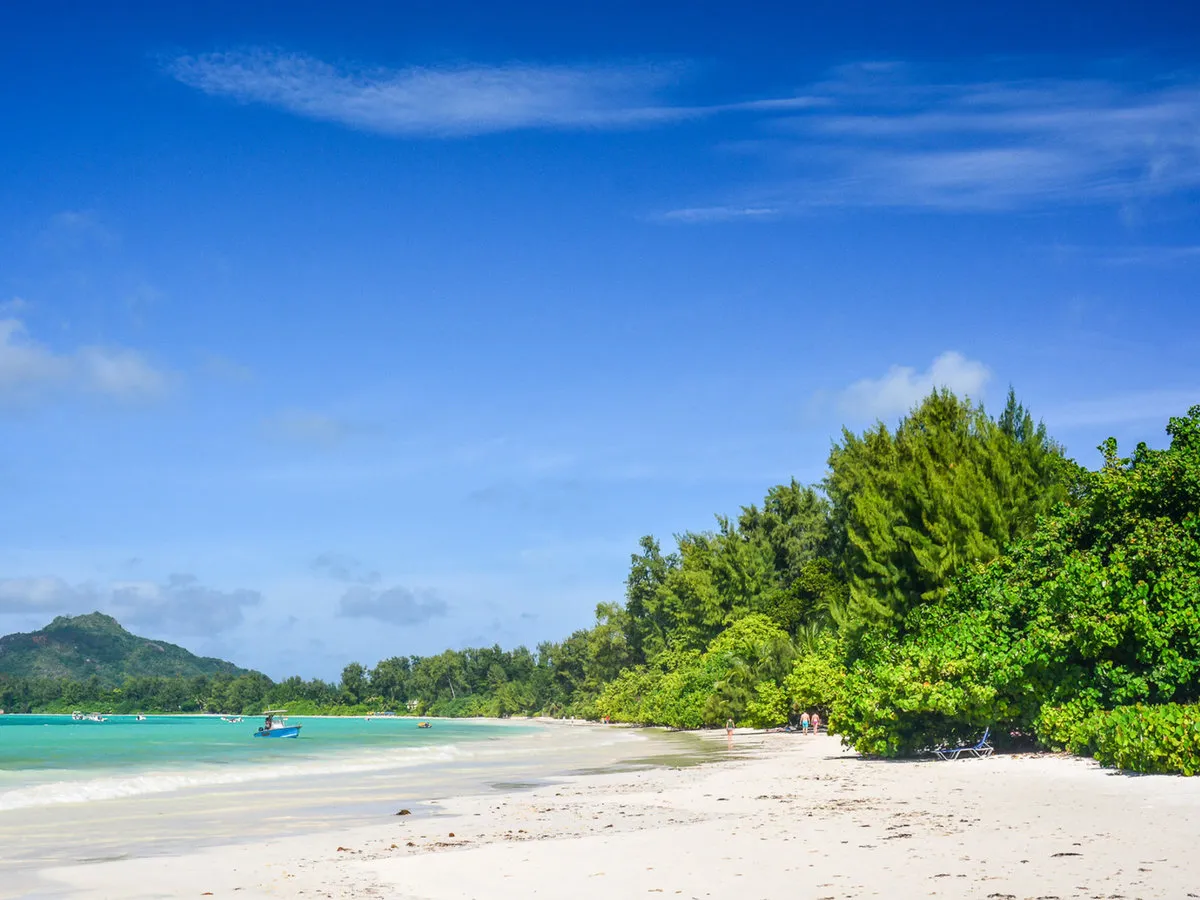 Sanjska bela peščena plaža Cote d'Or pred hotelom
