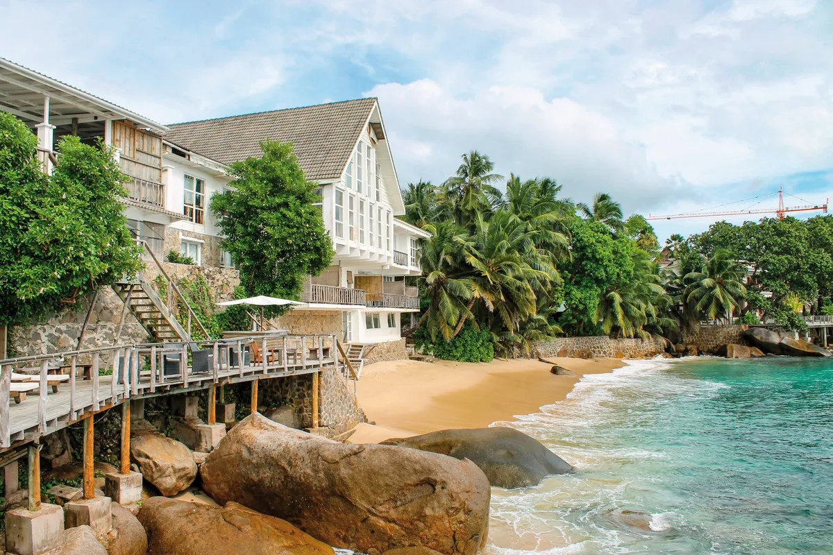 Pogled na Bliss Hotel Seychelles s plaže Glacis