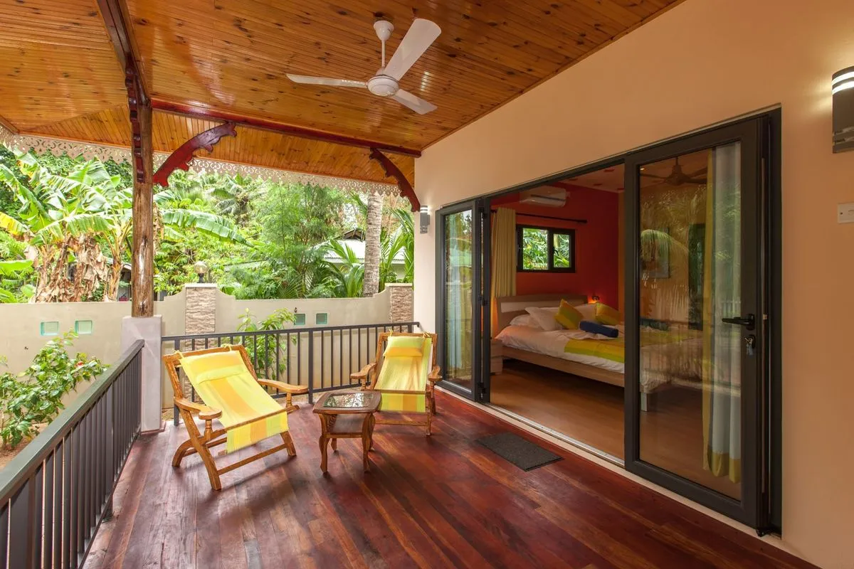 Zasebna lesena terasa s pogledom na tropski vrt