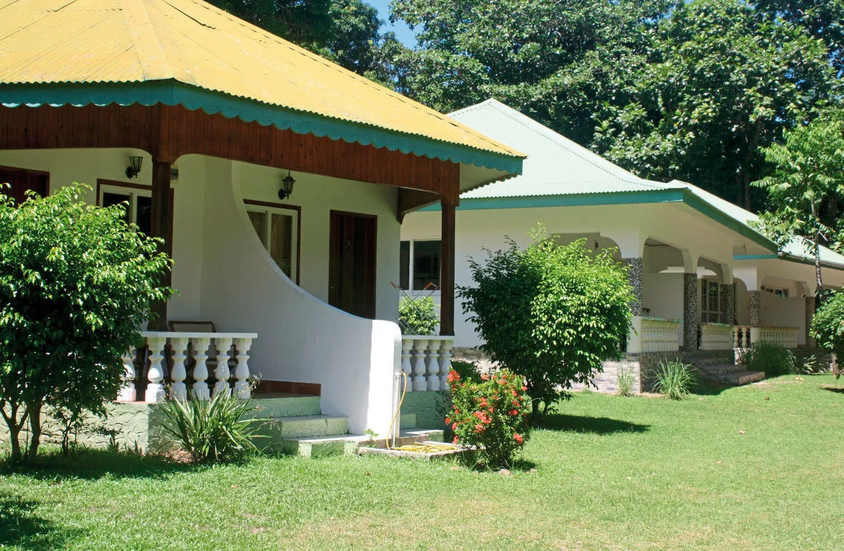 Tradicionalni sejšelski bungalovi Chalet Bamboo Vert v tropskem vrtu
