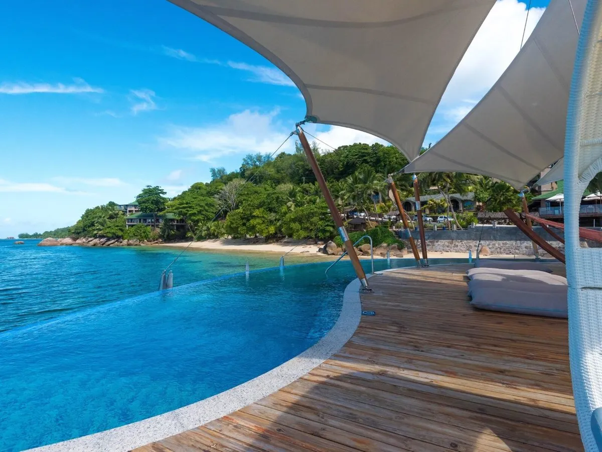 Neskončni bazen nad oceanom v hotelu Coco de Mer Coco de Mer Hotel & Black Parrot Suites