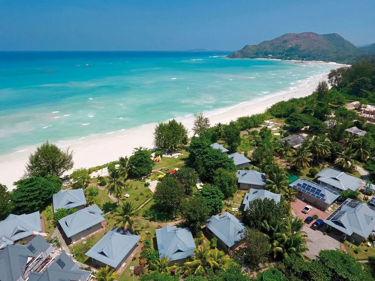 Zračni posnetek chaletov Cote d'Or Footprints ob beli plaži