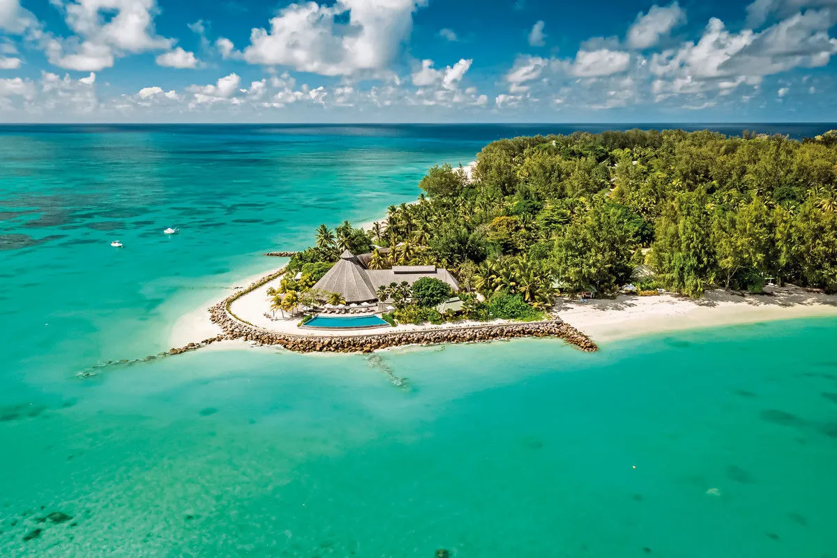 Letalski posnetek zasebnega otoka Denis s turkiznim morjem