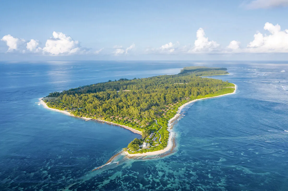 Zračni posnetek otoka Desroches s turkiznim morjem