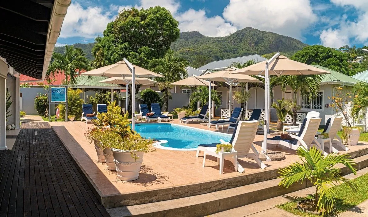 Zunanji bazen hotela La Roussette s senčniki in ležalniki