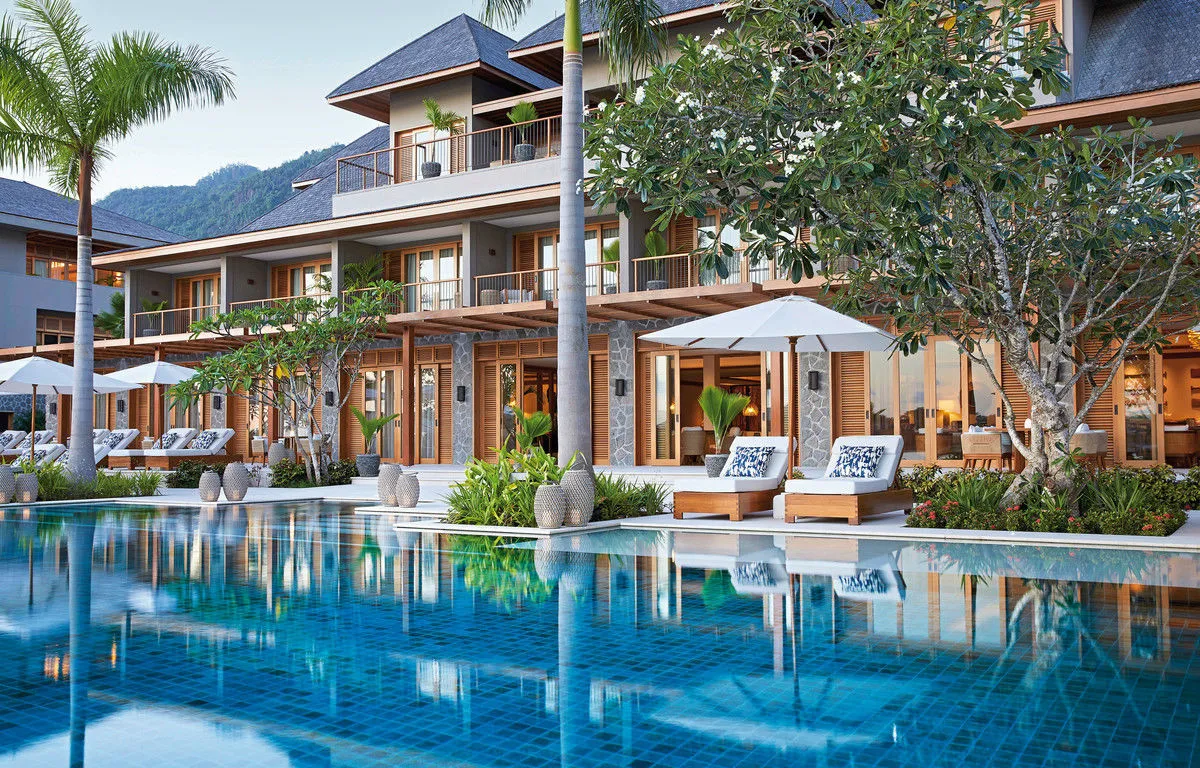 Glavni bazen in arhitektura hotela L'Escale ob sončnem zahodu