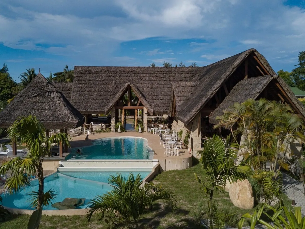 Pogled na bazen in glavno stavbo hotela Les Lauriers