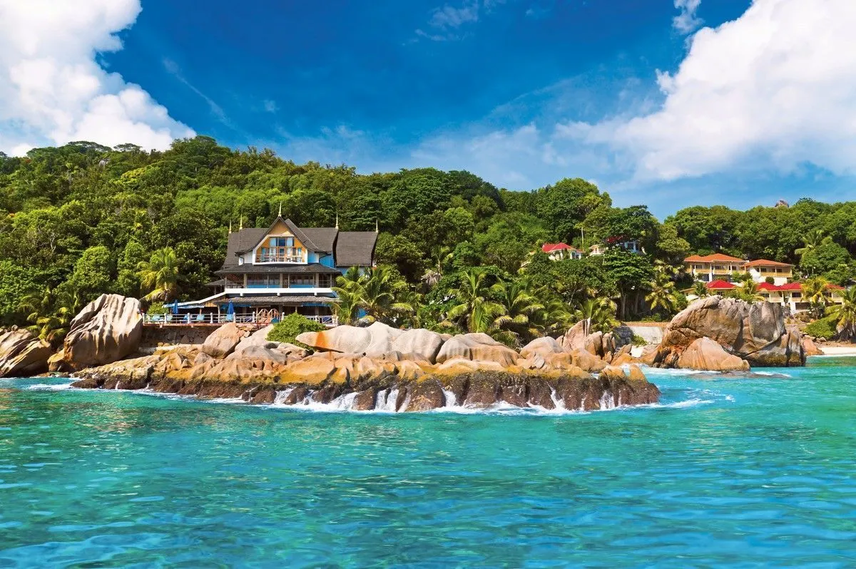 Ikoničen pogled na Patatran Village Hotel in granitne skale Patatran Village Hotel