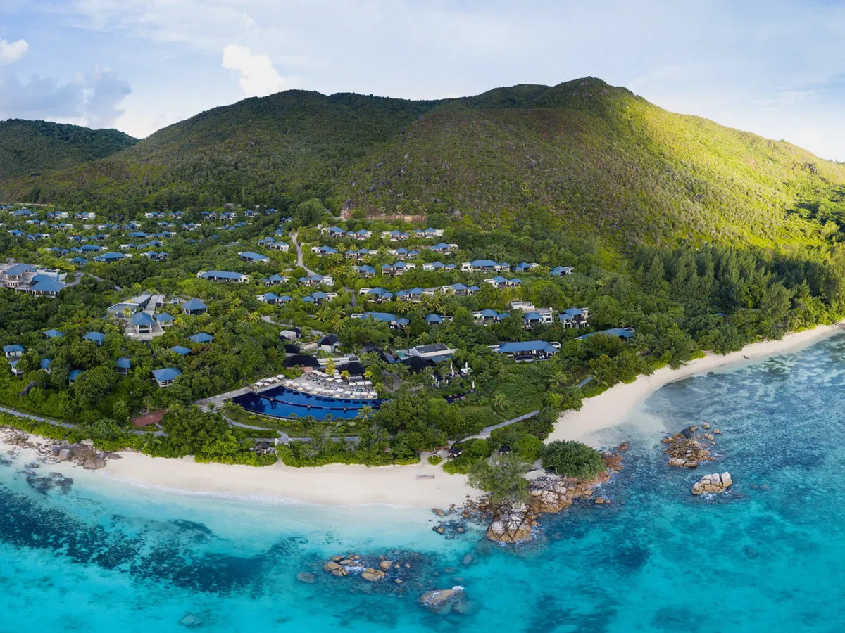 Panoramski pogled na resort Raffles Seychelles in turkizni zaliv