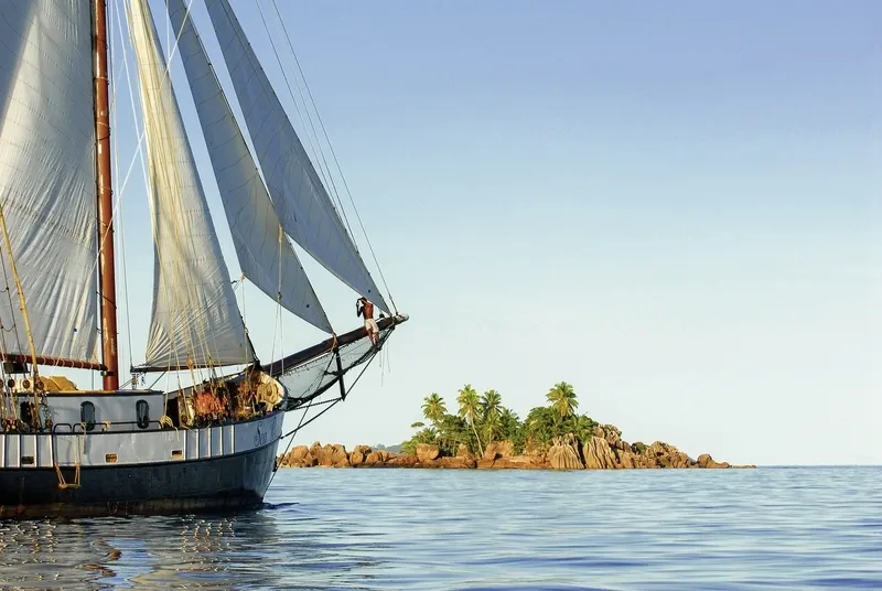 Zgodovinska jadrnica S.V. Sea Pearl ob tropskem otoku