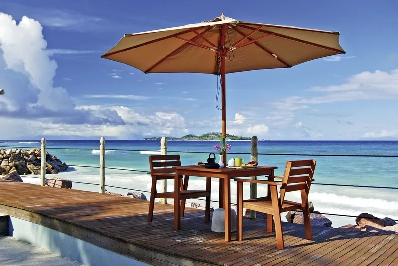 Miza za dva na leseni terasi tik ob turkiznem morju