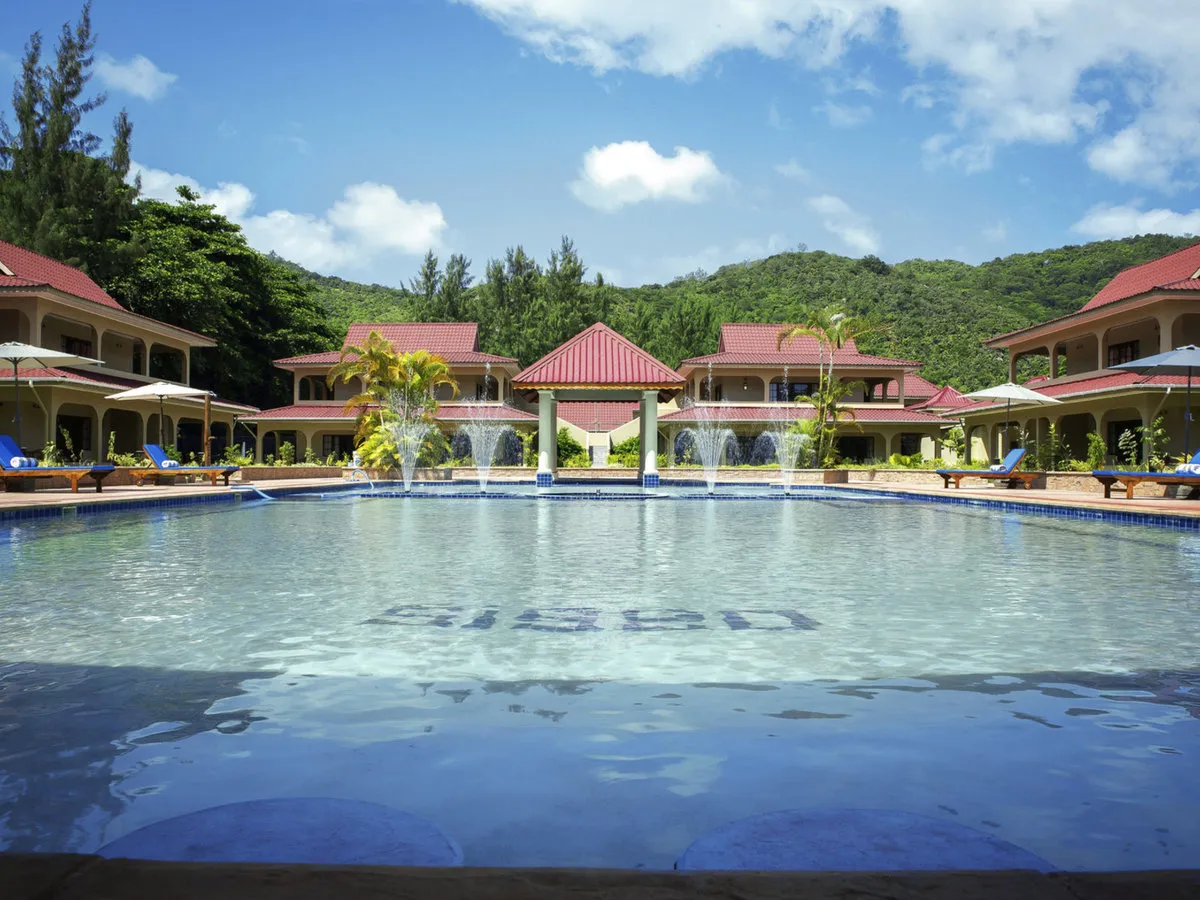 Glavni bazen hotela Oasis z vodometi in ležalniki